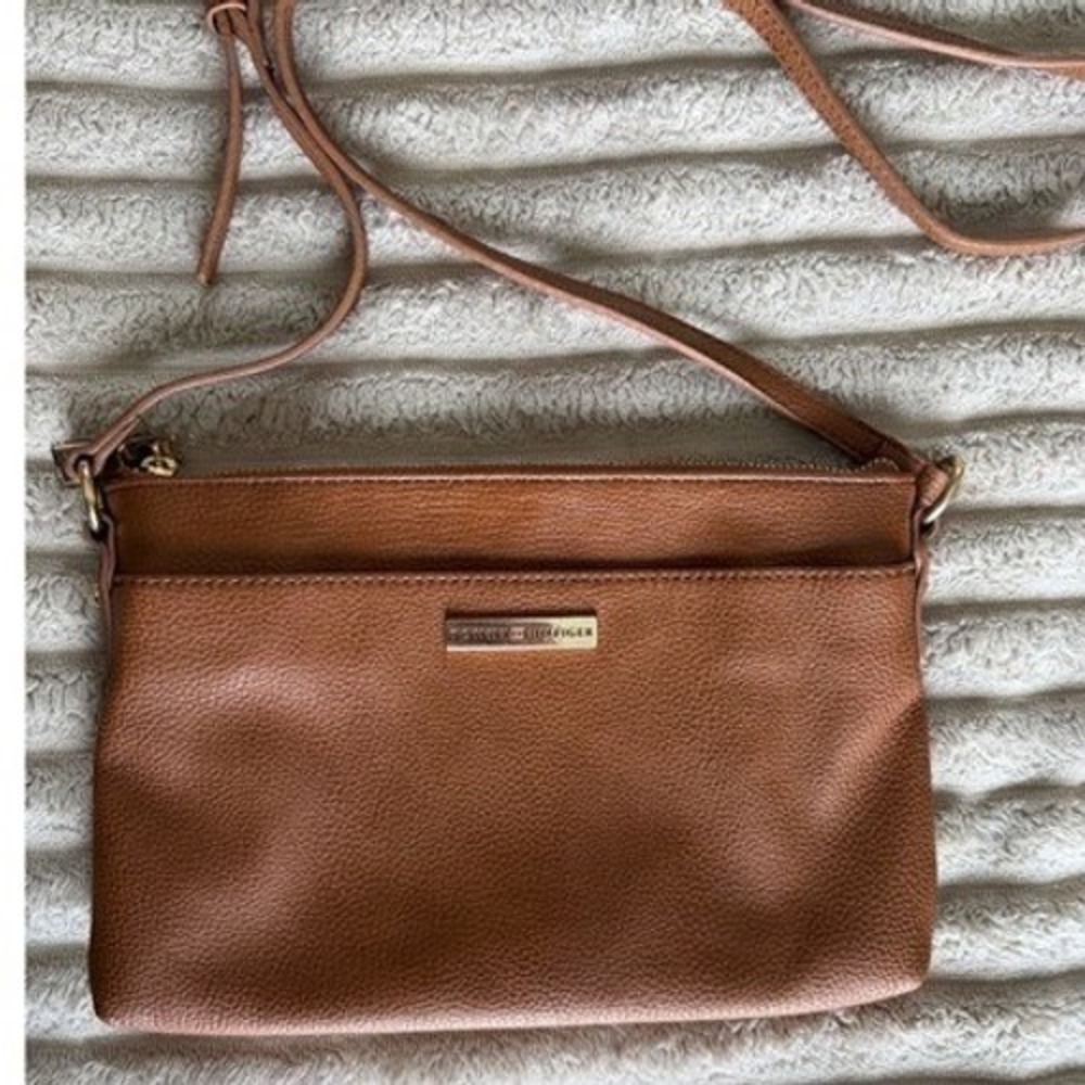 Tommy Hilfiger Tan Pebbled Faux Leather Crossbody Bag Gold Hardware Slim Purse